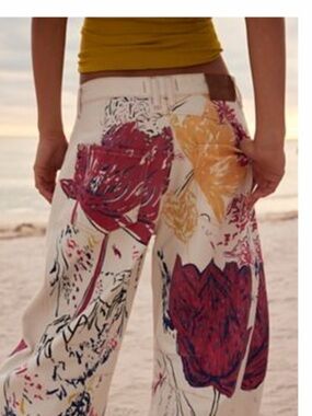 We The Free Wide barrel jeans in a 🌷 Tulip Print.